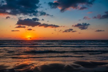 Sahilde gün batımı Denizde güzel bulutlar.