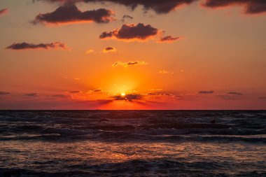 Sahilde gün batımı.