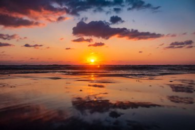 Sahilde güzel bir gün batımı