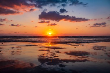 Okyanusta gün doğumu