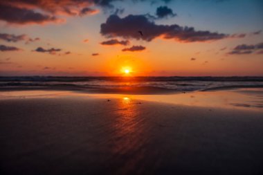 Sahilde gün batımı Renkli gökyüzü.