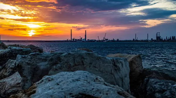 Denizin üzerinde gün batımı