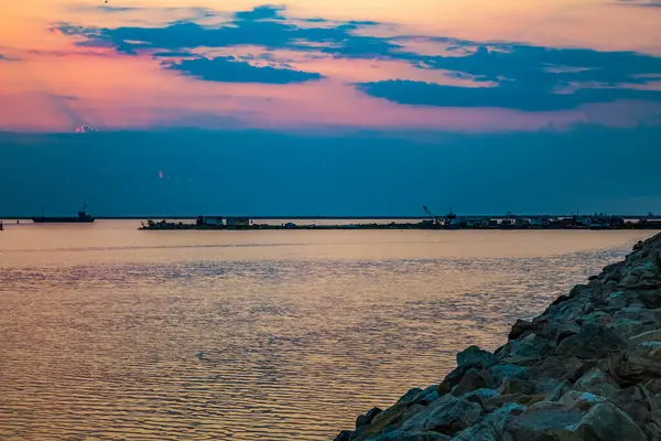 Sahilde güzel bir gün batımı