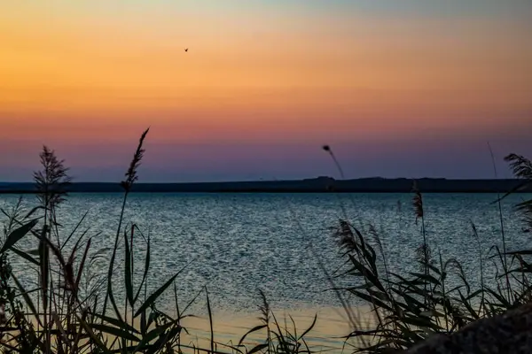 Akşam gölde gün batımı