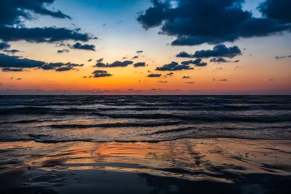 Denizde güzel bir gün batımı. doğa kompozisyon.