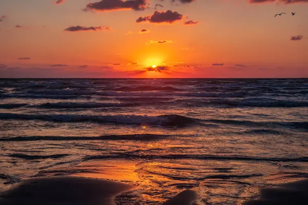 Denizde güzel bir gün doğumu. doğa arkaplanı.