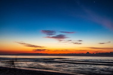 Sahilde güzel bir gün batımı