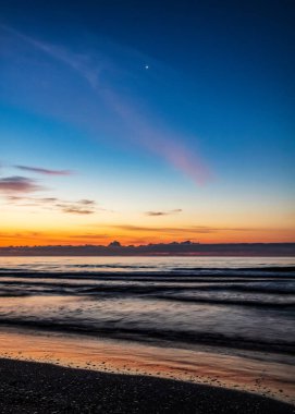 Denizde gün doğumu.