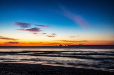 Denizin üzerinde gün batımı