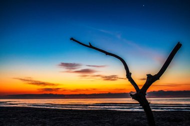 Sahilde gün batımı