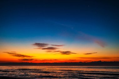 Denizin üzerinde güzel bir gün batımı