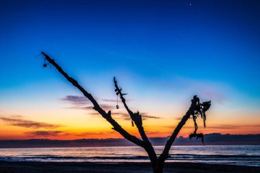 Denizde güzel bir gün batımı