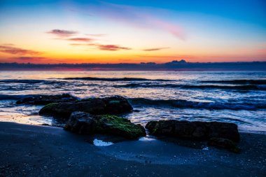 Sahilde gün doğumu