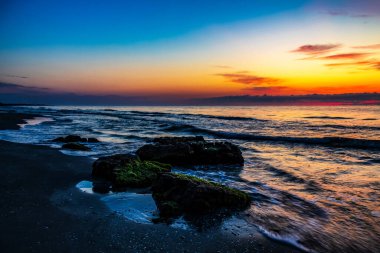 Denizin üzerinde güzel bir gün batımı