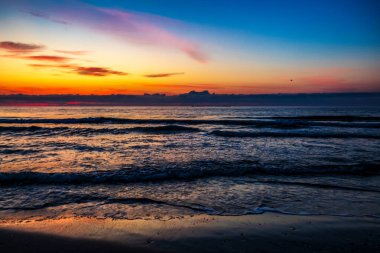 Denizin üzerinde güzel bir gün batımı