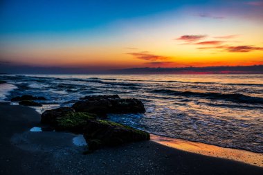 Sahilde gün doğumu Güzel renkli gökyüzü