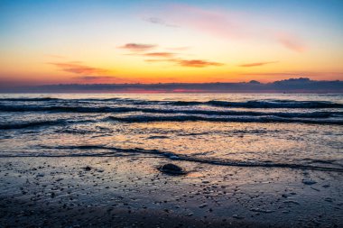 Denizin üzerinde gün batımı