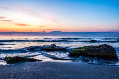 Denizde gün doğumu