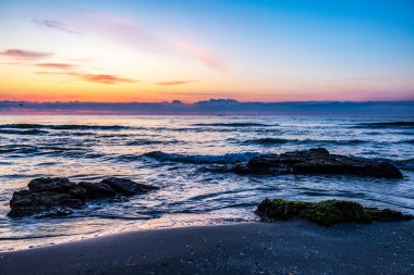 Denizin üzerinde güzel bir gün batımı. doğa bileşimi