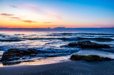 Denizde gün doğumu