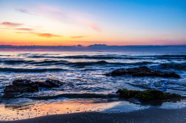 Denizin üzerinde güzel bir gün batımı