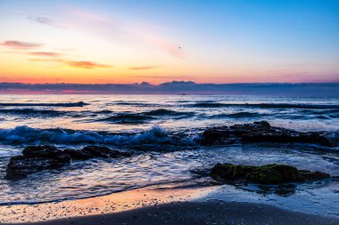 Denizin üzerinde gün doğumu, denizin üzerinde güzel bir gün doğumu..