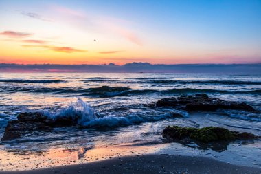Denizde gün doğumu.