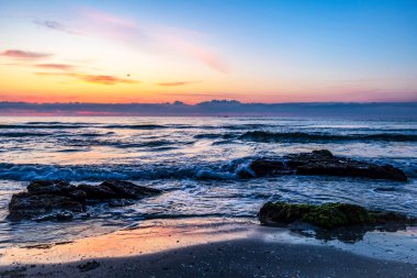 Sahilde gün doğumu