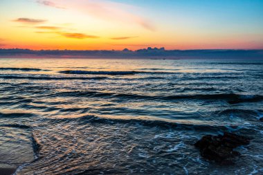 Denizin üzerinde güzel bir gün doğumu
