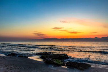 Yaz aylarında sahilde günbatımı