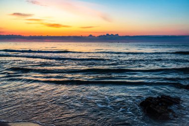 Sahilde deniz ve gün batımı