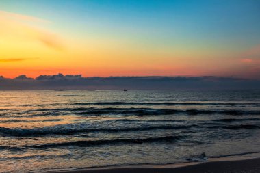 Denizin üzerinde güzel bir gün batımı