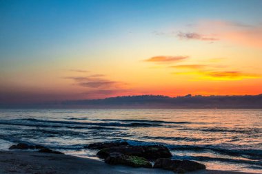 Denizde renkli gün batımı.