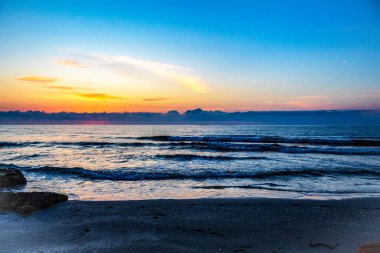 Okyanusta gün doğumu