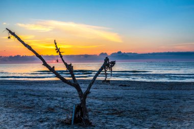 Sahilde gün batımı