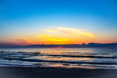 Sahilde gün batımı