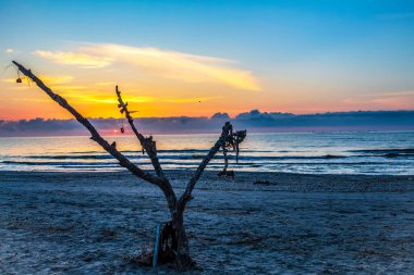 Tropikal bir adada gün batımı.