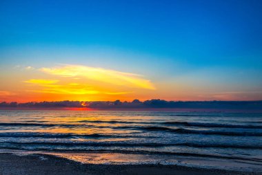 Denizde gün batımı. Gün batımında güzel gün batımı