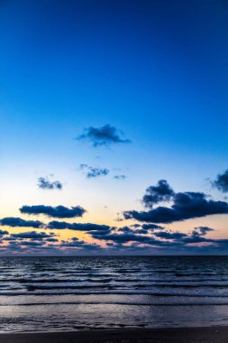 Denizin üzerinde güzel bir gün batımı