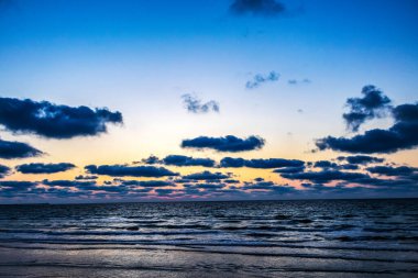Denizin üzerinde güzel bir gün batımı