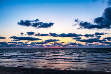 Denizin üzerinde güzel bir gün batımı