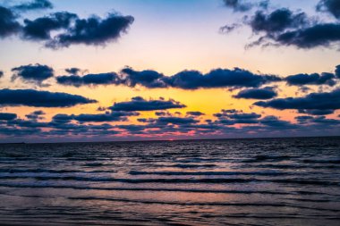 Denizin üstünde gün batımı.