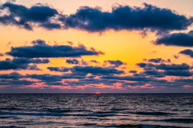 Denizde güzel bir gün batımı