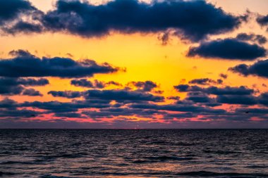 Denizin üzerinde güzel bir gün batımı. doğa arkaplanı