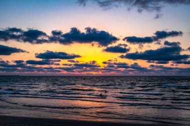 Denizin üzerinde güzel bir gün batımı