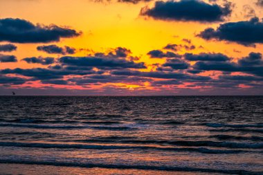 Denizin üzerinde renkli bir gün batımı. Güzel deniz manzarası.