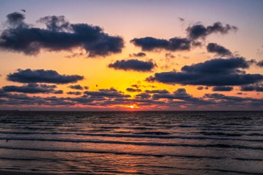 Sahilde gün batımı