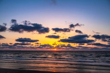 Denizde güzel bir gün batımı