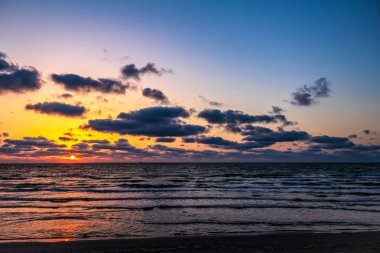 Denizin üzerinde güzel bir gün batımı
