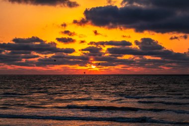 Denizde gün doğumu